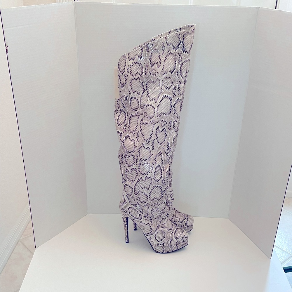 Over-the-Knee sexy snakeskin boots in Silver/gray. High heel and Platform.